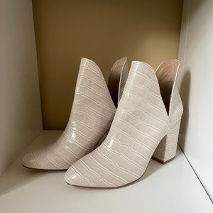 Steve Madden White Snake Skin Heeled Ankle Booties. 
 Women’s size 8.5